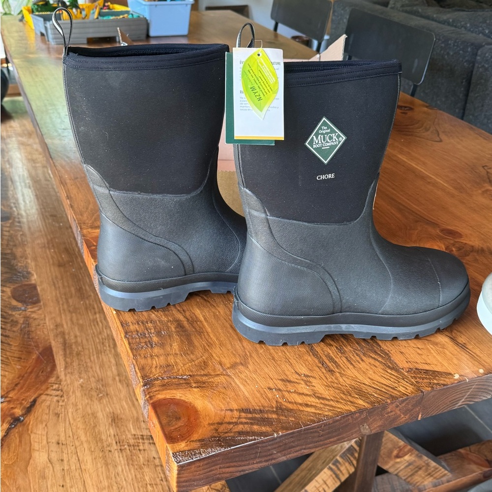 New with tags men’s chore classic mid Muck Boots